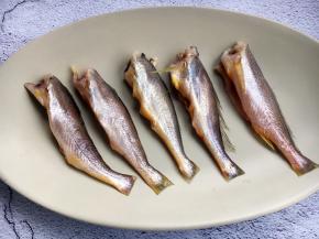 将野生小黄鱼刮鳞、去头，去内脏，清洗干净，沥干水分。
