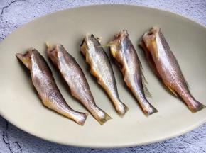 将野生小黄鱼刮鳞、去头，去内脏，清洗干净，沥干水分。