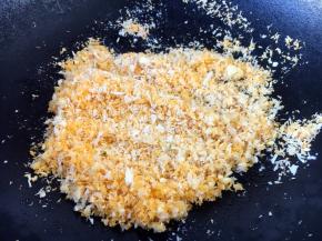 放入面包屑翻炒，要小火不停的翻炒，将面包屑炒出香味。