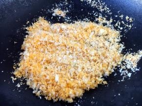 放入面包屑翻炒，要小火不停的翻炒，将面包屑炒出香味。