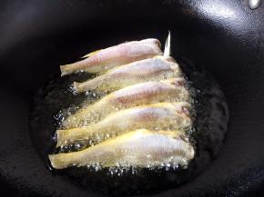 锅热后放油，当油温5～6成热时放入小黄花鱼。