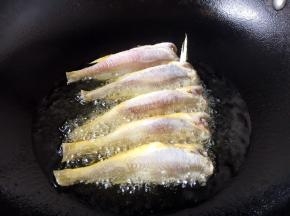 锅热后放油，当油温5～6成热时放入小黄花鱼。