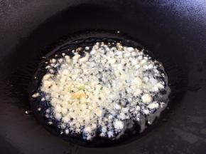 热锅凉油，放入蒜末，蒜末煸出香味。