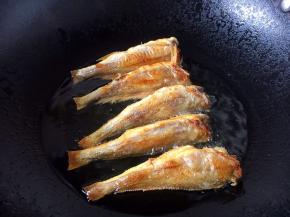 第二次复炸。锅里的油要宽一些当油温7～8成热时，把鱼放入，炸至金黄色，盛出备用。