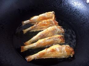 第二次复炸。锅里的油要宽一些当油温7～8成热时，把鱼放入，炸至金黄色，盛出备用。