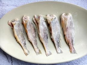 将鱼的两面沾上薄薄的一层面粉。
