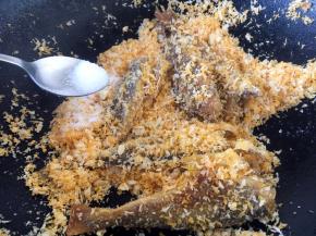 放少许的白糖提鲜，并翻炒均匀。