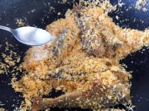 放少许的白糖提鲜，并翻炒均匀。