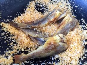 放入炸好的小黄鱼，迅速翻炒几下。