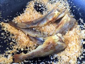 放入炸好的小黄鱼，迅速翻炒几下。