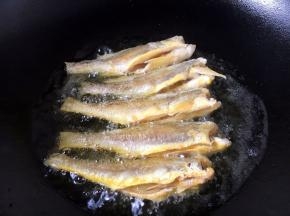 将鱼的两面煎至浅金黄色，第一次定型完成，盛出备用。