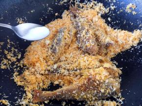 放适量的盐调味。