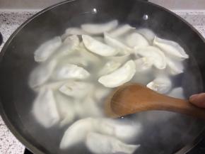 下入饺子，炒一次底防止粘底