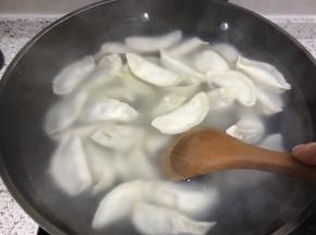 下入饺子，炒一次底防止粘底