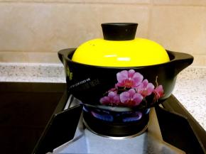 盖上锅盖文火煮