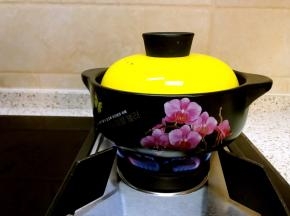 盖上锅盖文火煮
