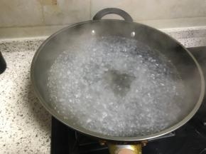 锅里放入适量水烧开，撒入少许盐