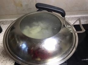 盖上锅盖继续煮