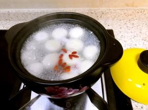 水开，元宵上浮，撒入枸杞子关火