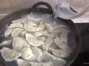 锅开调入少许冷水