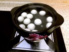 水煮开后下元宵，继续煮