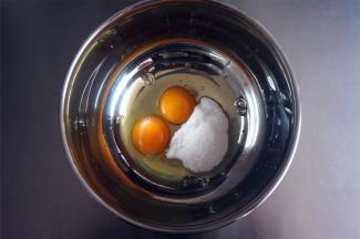 将2个全蛋，细砂糖同放入打蛋盆中。