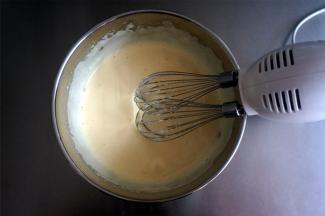 中速搅打至蛋液蓬松变白。