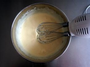 中速搅打至蛋液蓬松变白。