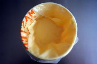 将蛋糕糊装入裱花袋。