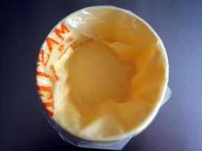 将蛋糕糊装入裱花袋。