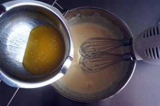 黄油隔水融化后加入蛋液中，搅打融合。