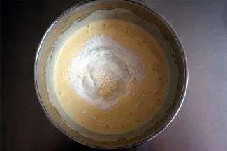 筛入低筋粉和泡打粉，翻拌至无干粉状态。