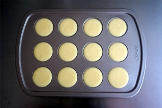 将面糊挤入棒棒糖蛋糕模具中，九分满至全满。