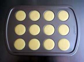 将面糊挤入棒棒糖蛋糕模具中，九分满至全满。