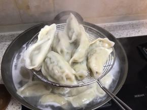 煮三开水饺上浮，捞出沥干水分