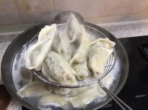 煮三开水饺上浮，捞出沥干水分
