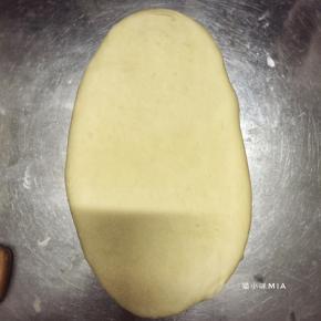 用擀面杖轻擀，排气