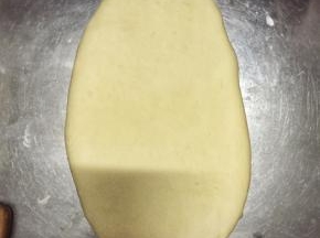 用擀面杖轻擀，排气