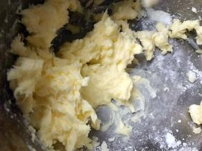 软化好的黄油加入一克盐打蛋器开中高速打发