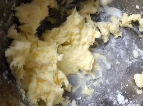 软化好的黄油加入一克盐打蛋器开中高速打发