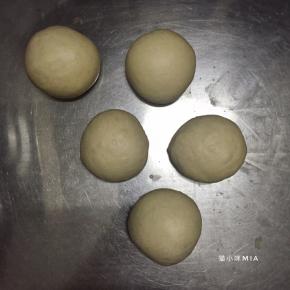排好气的面团平均分为5份，揉圆，用保鲜膜盖好，松弛15分钟