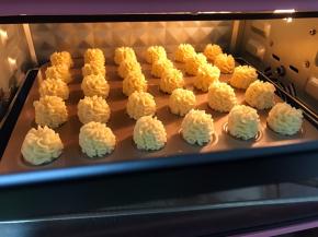 放入预热好的烤箱用低温慢烤：120度，烤40到50分钟，看微微上色即可