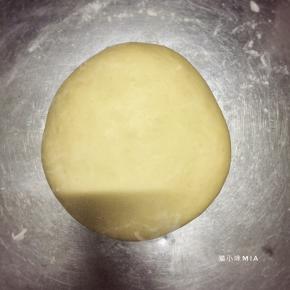 发酵好的面团，从盆中倒出，案板上撒少许干粉防粘，面团放在案板上