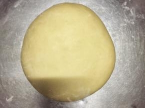 发酵好的面团，从盆中倒出，案板上撒少许干粉防粘，面团放在案板上