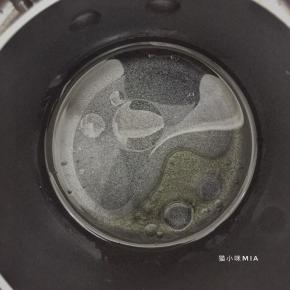 等待面团二发的时间准备毛毛虫面包的装饰，将30克水和15克油放入小锅中，中小火煮沸，当油开始飞溅时，倒入20克低粉，转小火，并用刮刀迅速搅拌至无干粉