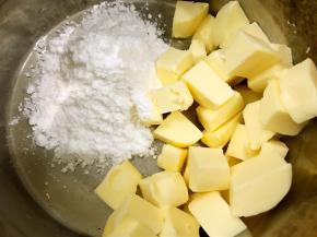 黄油切小粒，室温软化至手指轻按一个坑，软化好后加入糖粉
