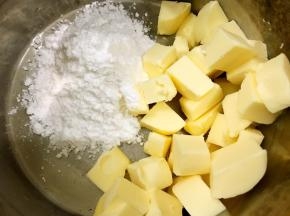 黄油切小粒，室温软化至手指轻按一个坑，软化好后加入糖粉