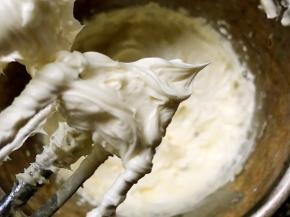 打发至如图羽毛状即可