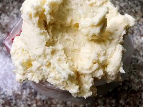 裱花袋里套入曲奇花嘴再加入翻拌好的面糊