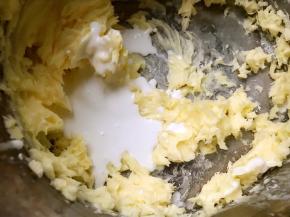 分次加入40克淡奶油，每加一次都要完全打发进去再添加第二次